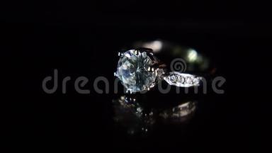 <strong>钻石戒指</strong>豪华结婚戒指有昂贵的闪光和反光
